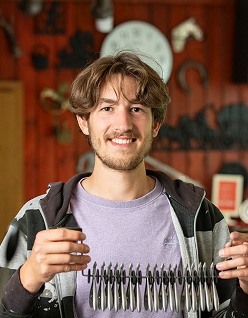 Porträt Robin Clauberg in der Zangenmanufaktur Solingen