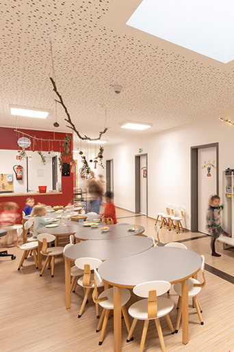 Innenräume der Kita, Flur mit TIschen und Stühlen
