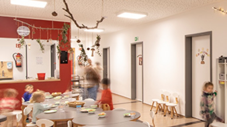 Innenräume der Kita, Flur mit TIschen und Stühlen