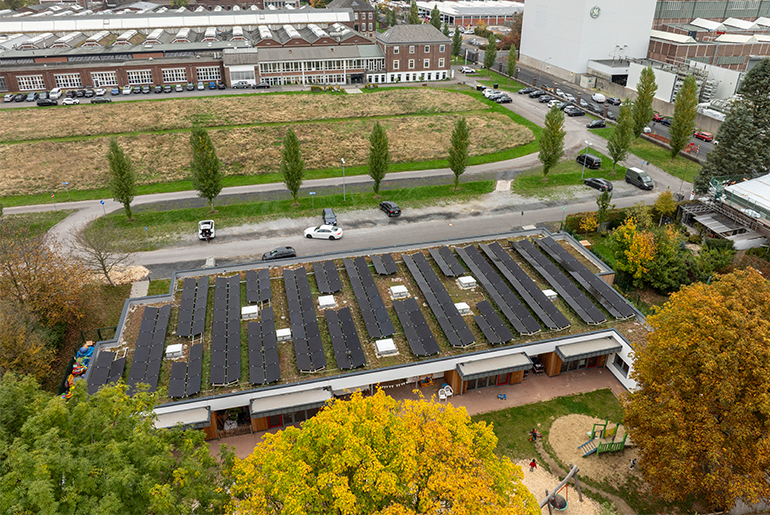 Gebäude mit Photovoltaikanlage auf ehemaligem Industriegelände