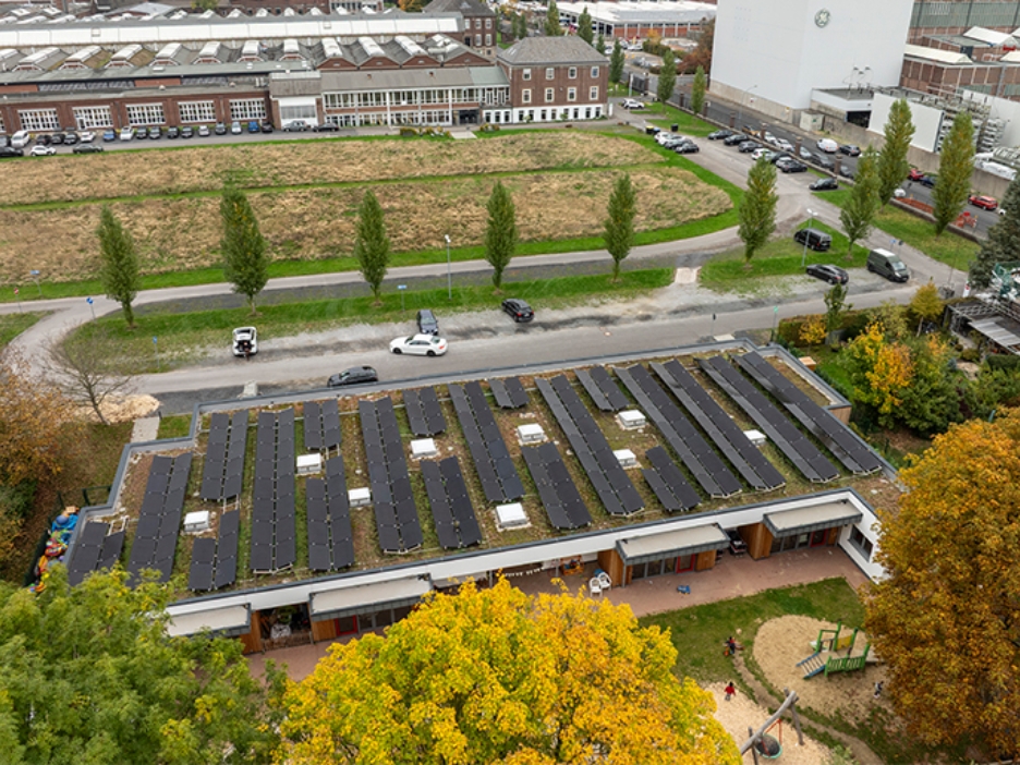 Gebäude mit Photovoltaikanlage auf ehemaligem Industriegelände