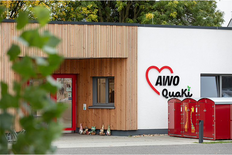 Gebäudeiengang mit Schild