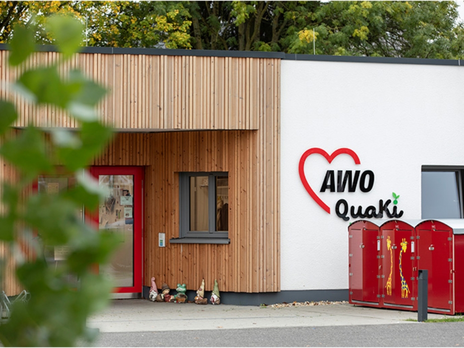 Gebäudeiengang mit Schild "Awo QuaKi"