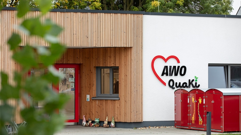 Gebäudeiengang mit Schild "Awo QuaKi"
