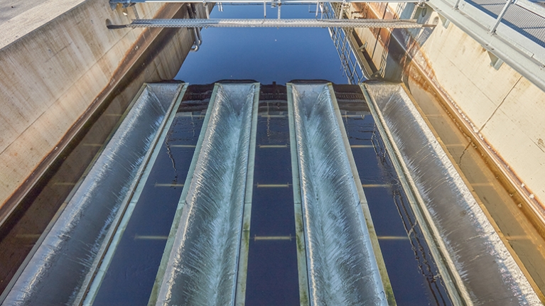 Wasser läuft in rechteckige Becken herab