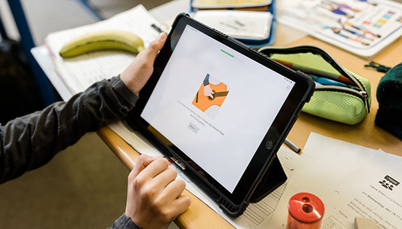 Das Bild zeigt einen Tablet-Computer mit geöffneter Lern-App.