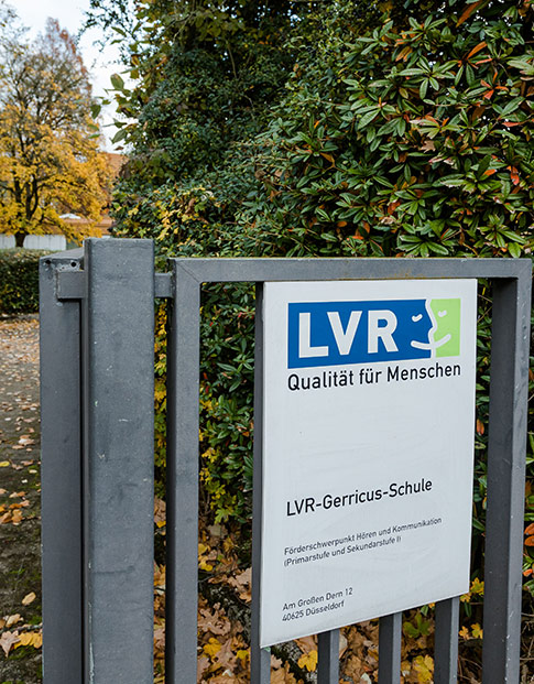 Eingangstor zum Gelände der LVR-Gerricus-Schule, daran ein Schild mit dem Namen der Schule