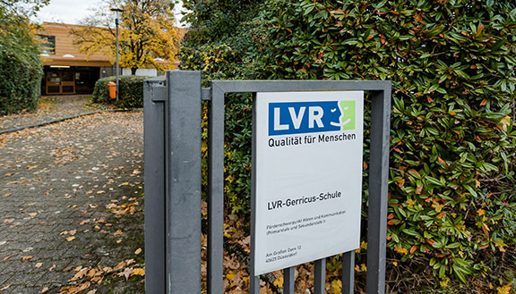Eingangstor zum Gelände der LVR-Gerricus-Schule, daran ein Schild mit dem Namen der Schule
