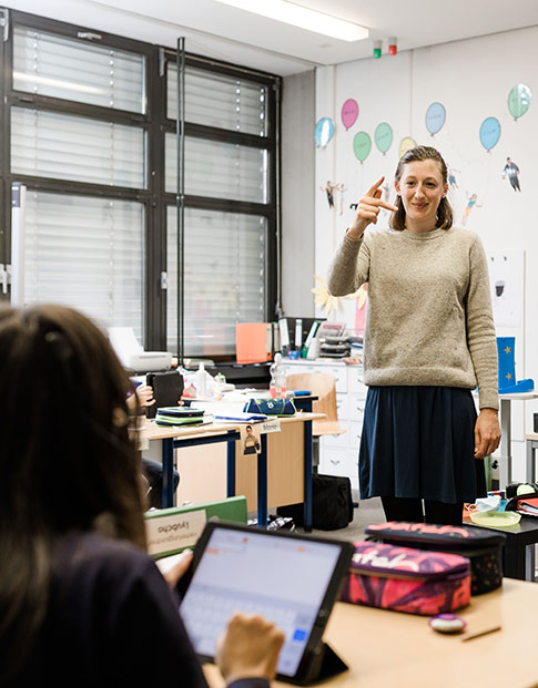 Lehrerin Isabel Blendermann erklärt im Unterricht etwas in Gebärdensprache