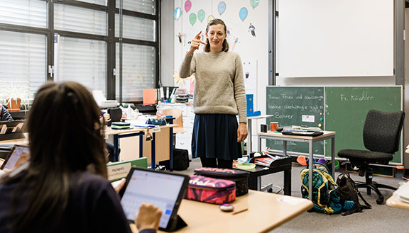 Lehrerin Isabel Blendermann erklärt im Unterricht etwas in Gebärdensprache