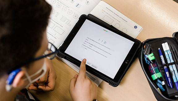 Ein Schüler löst an seinem Tablet-Computer eine Mathe-Aufgabe.