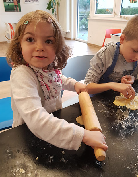 Kinder in der Backstube im MANUS Kinder- und Jugendzentrum