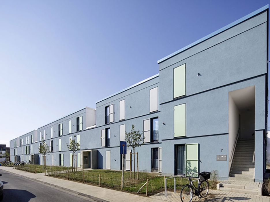 Moderne Reihenhaus-Front mit Vorgärten in einer ruhigen Sackgasse