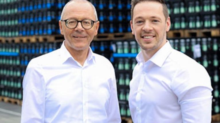 Bei der Stiftsquelle setzen die Geschäftsführer Michael (links) und Sebastian Brodmann auf die Digitalisierung und Modernisierung.