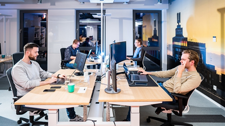 Gründer und Mitarbeiter sitzen im Büro und entwickeln die App Tremaze weiter.