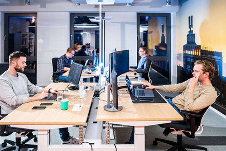 Gründer und Mitarbeiter sitzen im Büro und entwickeln die App Tremaze weiter.