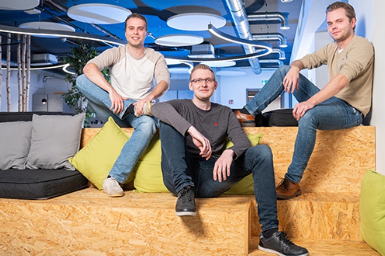 Die drei Gründer der App Tremaze sitzen auf einem Podest.