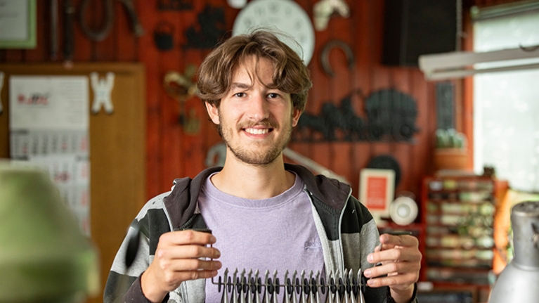 Porträt Robin Clauberg, Gründung durch Nachfolge in der Zangenmanufaktur Solingen