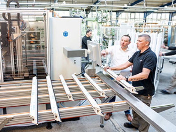 Hendrik Koerdt, Geschäftsführer von Biermann und Heuer, mit seiner neuen Maschine