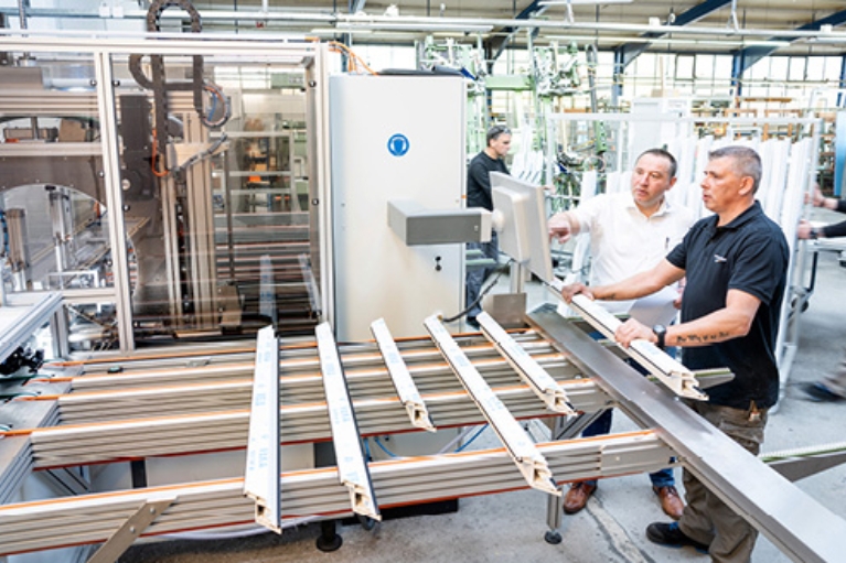 Hendrik Koerdt, Geschäftsführer von Biermann & Heuer, bedient mit einem seiner Mitarbeiter den Computer einer neuen Maschine.