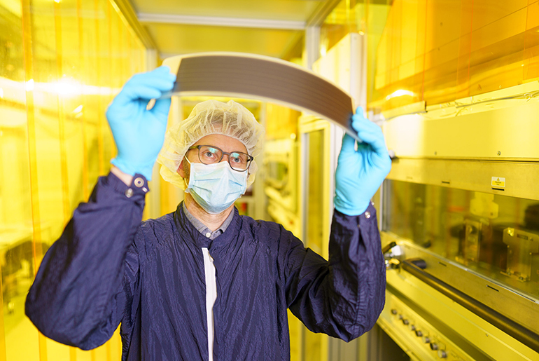 Mitarbeiter von Enerthing mit dem Produkt