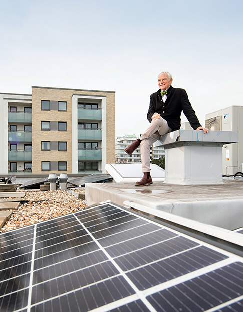 Gisbert Schwarzhoff von der WSG auf dem Dach der neuen Gebäude des Quartiers Glockenspitz