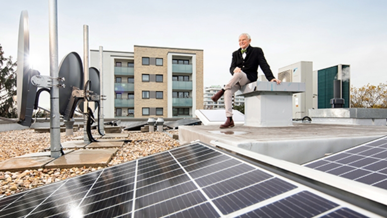 Gisbert Schwarzhoff von der WSG auf dem Dach der neuen Gebäude des Quartiers Glockenspitz
