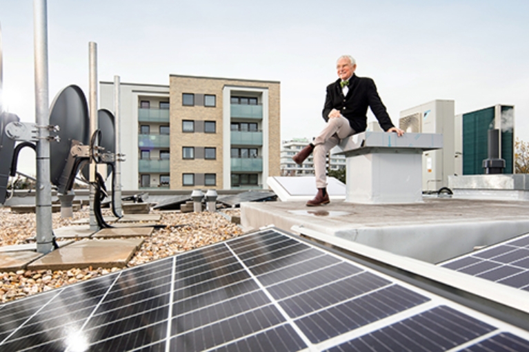 Gisbert Schwarzhoff von der WSG auf dem Dach der neuen Gebäude des Quartiers Glockenspitz