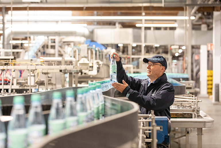 Das Duisburger Familienunternehmen füllt gut 80 Prozent seiner Getränke in Mehrwegflaschen ab.