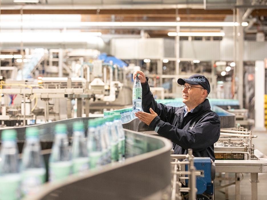 Das Duisburger Familienunternehmen füllt gut 80 Prozent seiner Getränke in Mehrwegflaschen ab.