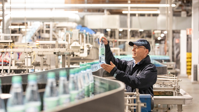 Das Duisburger Familienunternehmen füllt gut 80 Prozent seiner Getränke in Mehrwegflaschen ab.