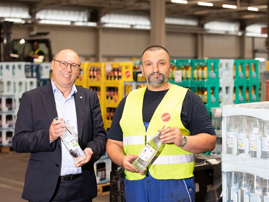 Edmund Skopyrla, Geschäftsführer der Getränkegruppe Hövelmann, mit einem Mitarbeiter.