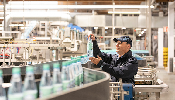 Das Duisburger Familienunternehmen füllt gut 80 Prozent seiner Getränke in Mehrwegflaschen ab.