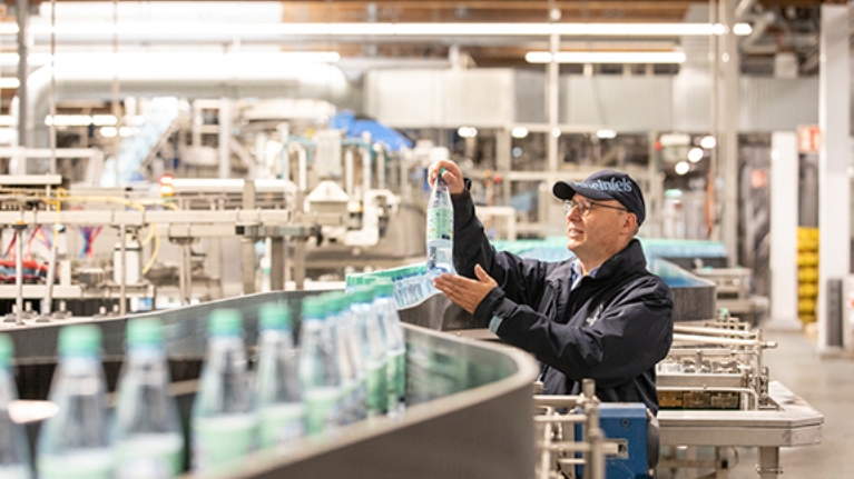 Das Duisburger Familienunternehmen füllt gut 80 Prozent seiner Getränke in Mehrwegflaschen ab.