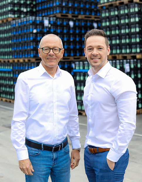 Bei der Stiftsquelle setzen die Geschäftsführer Michael (links) und Sebastian Brodmann auf die Digitalisierung und Modernisierung.