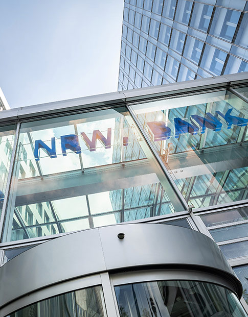Glasfront des Eingangsbereichs der NRW.BANK-Zentrale in Düsseldorf mit Schriftzug NRW.BANK