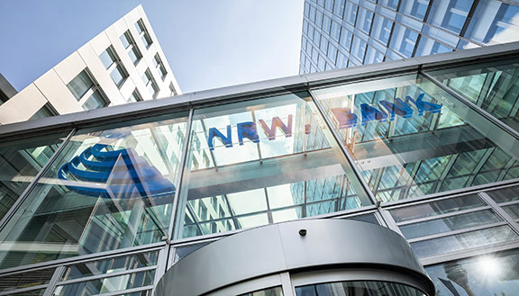 Glasfront des Eingangsbereichs der NRW.BANK-Zentrale in Düsseldorf mit Schriftzug NRW.BANK