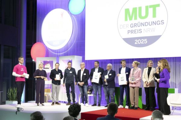 MUT - DER GRÜNDUNGSPREIS NRW 2025 Preisverleihung - die Gewinner auf der Bühne