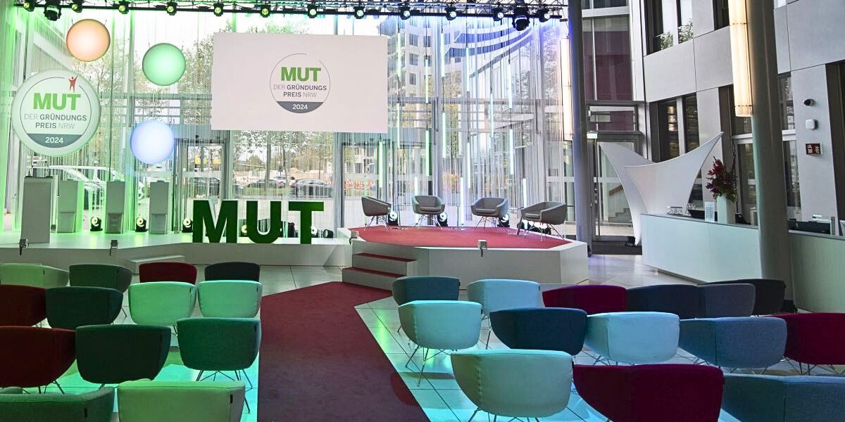 MUT - DER GRÜNDUNGSPREIS NRW Bild der leeren Bühne als Ankündigung für den Livestream