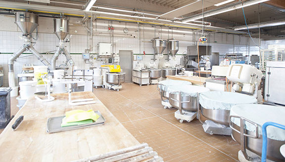 Die Backstube der Bäckerei Schüren mit großen Teigschüsseln und Geräten