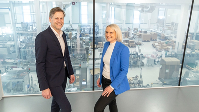 Geschäftsführer Stefan Kehr und Förderberaterin Claudie Brendt im Babor Beauty Cluster