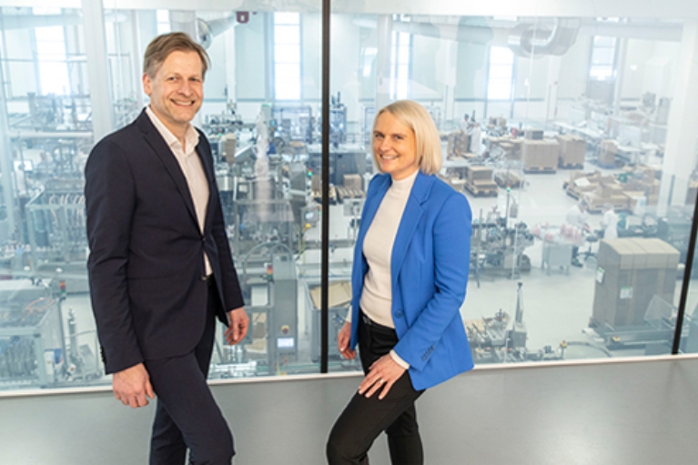 Geschäftsführer Stefan Kehr und Förderberaterin Claudie Brendt im Babor Beauty Cluster