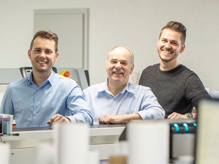 Bernd, Matthias und Michael Matthes von Matthes & Henze Siebdruck im Raum für Digitaldruck.