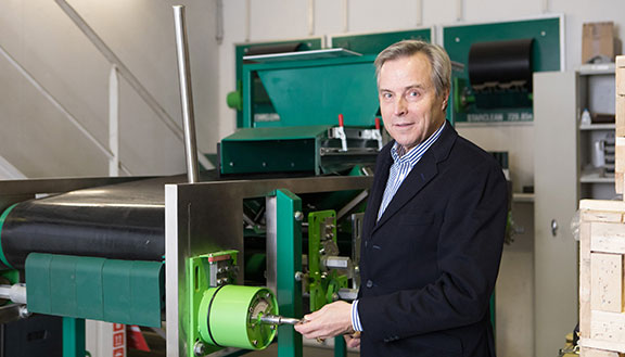 Dr. Michael Schulte Strathaus von der Schulte Strathaus GmbH & Co. KG demonstriert eine Maschine in seiner Werkshalle.