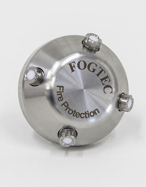 Nahaufnahme einer silbernen Sprenkleranlage des Brandschutzunternehmens FOGTEC