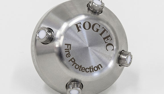 Nahaufnahme einer silbernen Sprenkleranlage des Brandschutzunternehmens FOGTEC