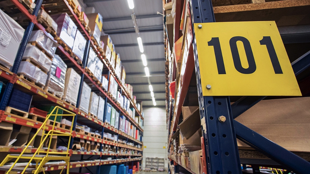 Mit verschiedenen Waren gefüllte Hochregale in einer Lagerhalle