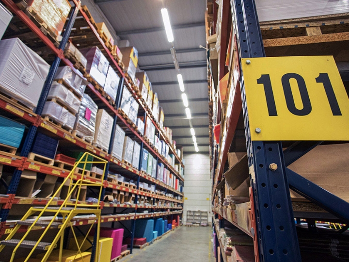 Mit verschiedenen Waren gefüllte Hochregale in einer Lagerhalle