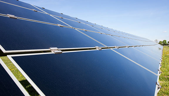 Das Bild zeigt eine Solaranlage. Die NRW.BANK unterstützt die Verbesserung der Infrastruktur für Energie mit Förderprogrammen.
