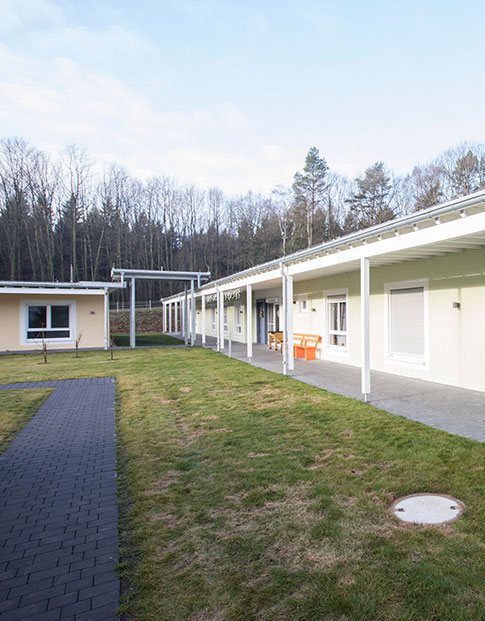 Einstöckiges Gebäude des Seniorenzentrum Süssendell, davor eine Wiese und ein Fußweg